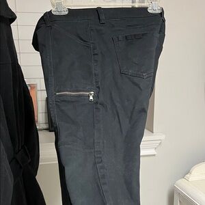 Excellent condition women’s size 4 Black gap stretchy legging